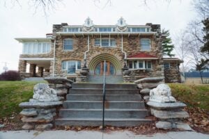 polyjacking and concrete leveling - image of a historic home in kansas