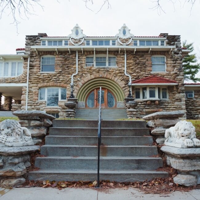 polyjacking and concrete leveling - image of a historic home in kansas