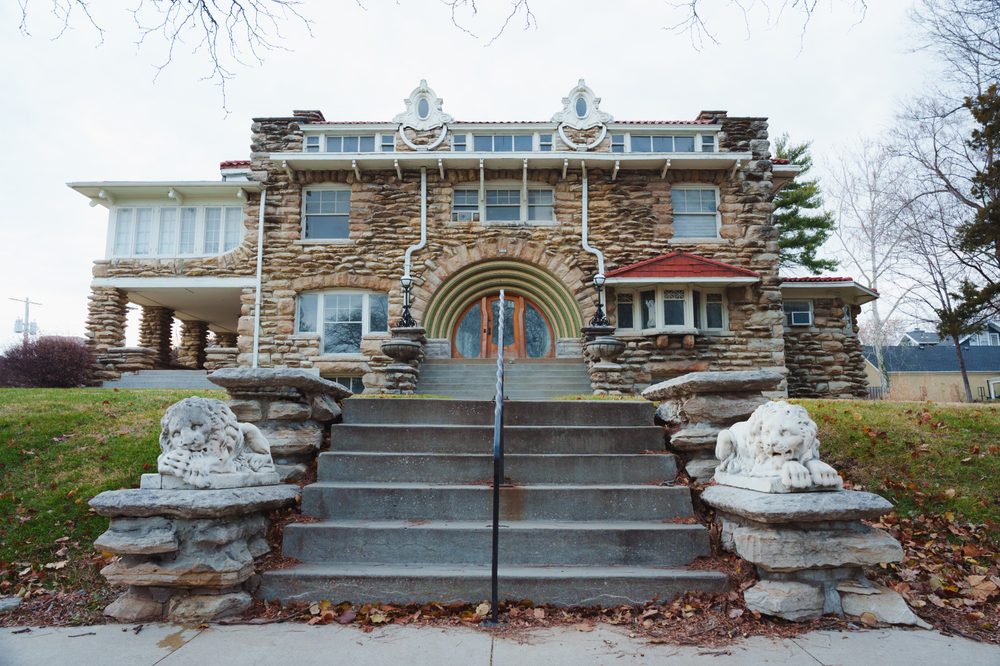 polyjacking and concrete leveling - image of a historic home in kansas