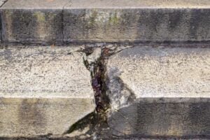 What causes concrete to crack - Image of cracked stairs